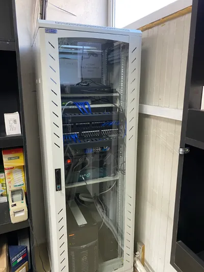 Rețea de calculatoare montată de Bry System