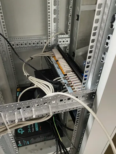 Rețea de calculatoare montată de Bry System